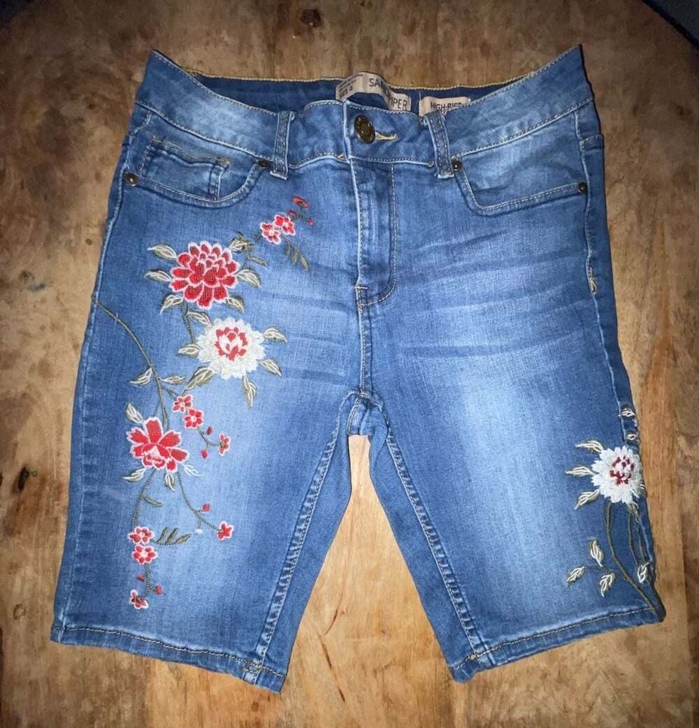 Sandpiper Embroidered women’s shorts 4